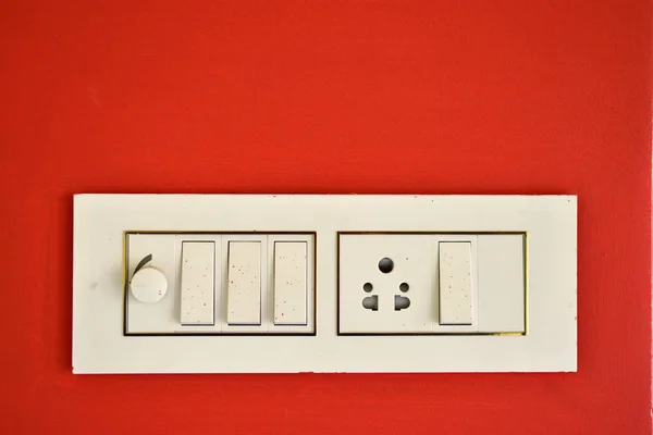 Dimmer und Lichtschalter auf dem Schaltschrank. schön bemalte Zimmerwand mit Schalttafel. — Stockfoto