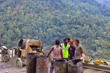 İnşaat yolunda insanlık dışı koşullarda çalışan adamlar. .