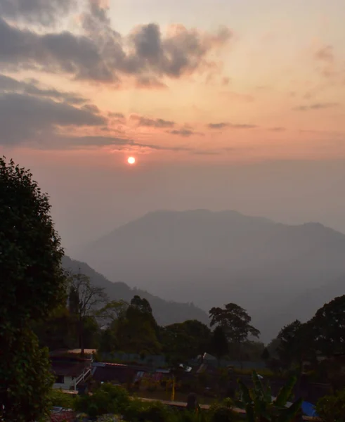 Golden sunrise in the panoramic mountain landscapes of Himalayan range from Takdah, Darjeeling, India — 스톡 사진