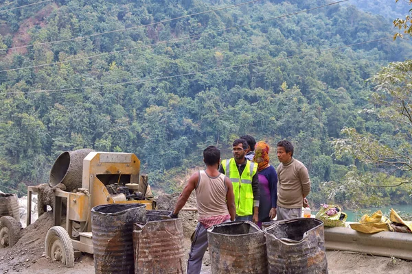İnşaat yolunda insanlık dışı koşullarda çalışan adamlar. .