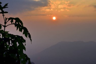 Himalayalar 'ın Takdah, Darjeeling, Hindistan' daki panoramik dağ manzaralarında altın gün doğumu