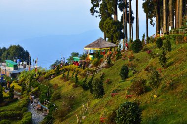 Lamahata, Darjeeling, Batı Bengal, Hindistan... 26 Aralık 2019: Kanchenjunga dağ gözetleme kulesi ziyaretçileri Lamahata Dağı Parkı.