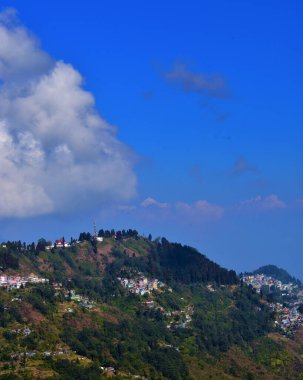 Darjeeling şehir merkezinden Kanchenjunga 'nın dramatik sıradağlarına doğru bakın.