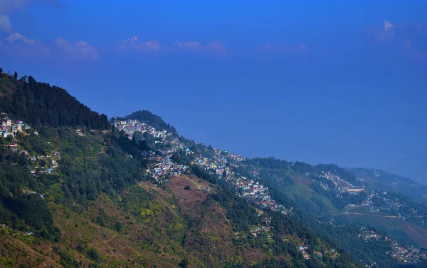 Blick Über Die Innenstadt Von Darjeeling Auf Die Dramatische Bergkette — Stockfoto