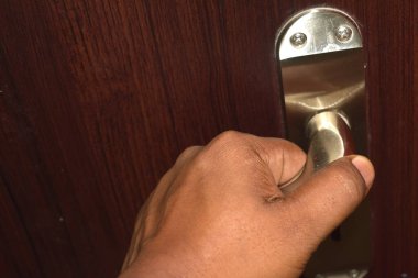 Mikropların ve virüslerin yayıldığı günlük hayattaki nesneler ve nesneler, el ve parmak ile bir dairede veya evde bulunan kapı kolları