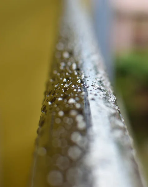 난간에 빗방울 비오는 선택적으로 물방울에 초점을 맞춥니다 광맥을 형상화 추상적 — 스톡 사진