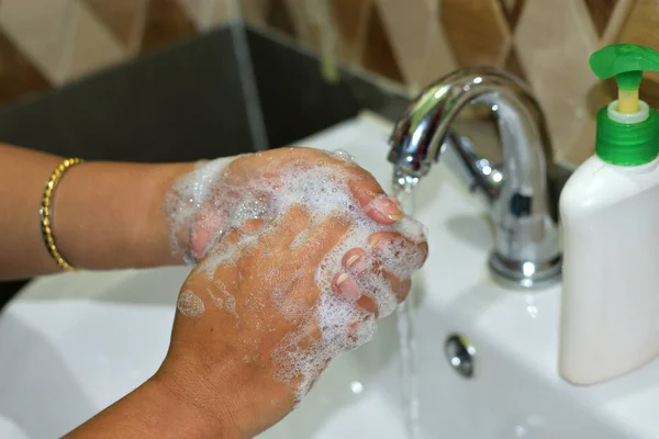 Seorang Wanita India Mencuci Tangan Dengan Sabun Untuk Mencegah Virus — Stok Foto
