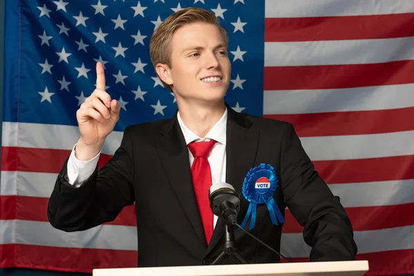 Sonriente Hombre Mostrando Gesto Idea Tribuna Sobre Fondo Bandera Americana — Foto de Stock