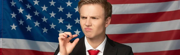 Hombre Disgustado Tribuna Fondo Bandera Americana — Foto de Stock