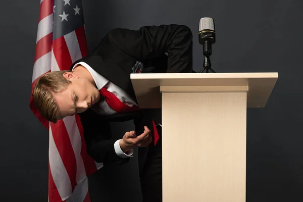 Man Looking Tribune American Flag Black Background — Stock Photo, Image