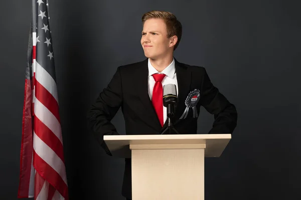 Sorridente Emocional Homem Tribuno Com Bandeira Americana Fundo Preto — Fotografia de Stock