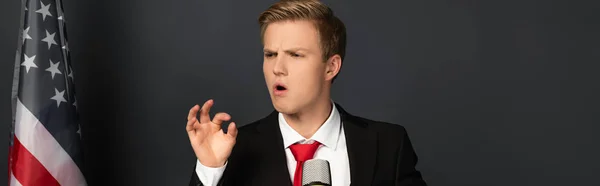 Emotionele Man Praten Tribune Met Amerikaanse Vlag Zwarte Achtergrond — Stockfoto