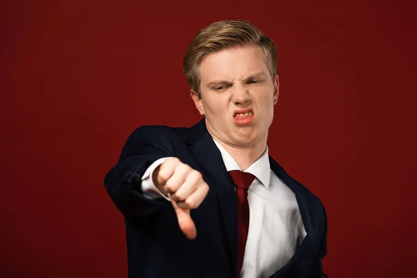 Hombre Disgustado Mostrando Pulgar Hacia Abajo Sobre Fondo Rojo — Foto de Stock