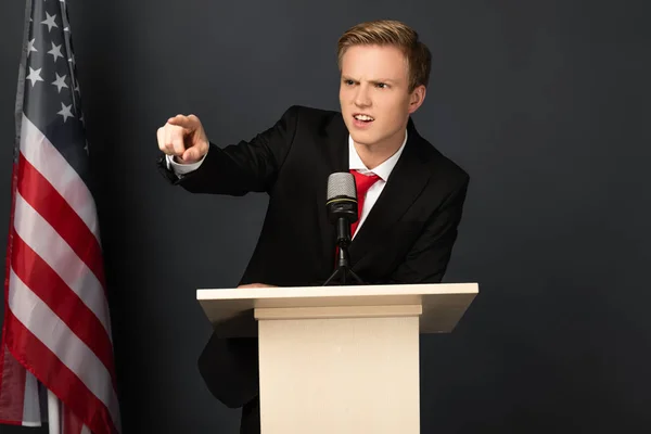 Wütender Emotionaler Mann Zeigt Mit Dem Finger Auf Tribüne Mit — Stockfoto