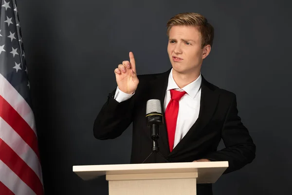 Emotionaler Mann Zeigt Ideengeste Auf Tribüne Mit Amerikanischer Flagge Auf — Stockfoto