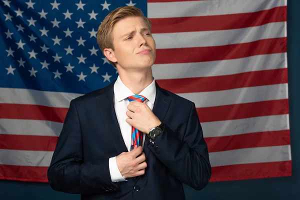Mann Fixiert Krawatte Auf Amerikanischem Flaggenhintergrund — Stockfoto