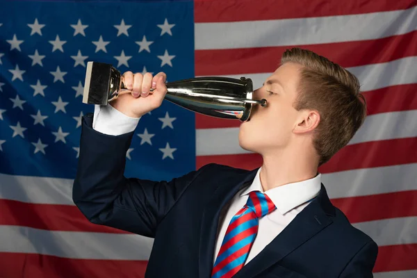 Hombre Bebiendo Copa Dorada Sobre Fondo Bandera Americana — Foto de Stock