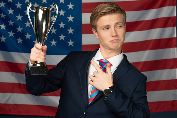 Hombre Señalando Con Dedo Copa Dorada Sobre Fondo Bandera Americana — Foto de Stock