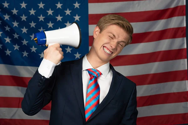 Homem Gritando Megafone Fundo Bandeira Americana — Fotografia de Stock