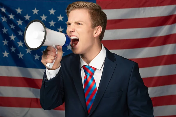 Hombre Gritando Megáfono Sobre Fondo Bandera Americana — Foto de Stock