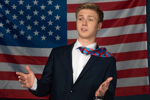 Homem Gesticulando Fundo Bandeira Americana — Fotografia de Stock