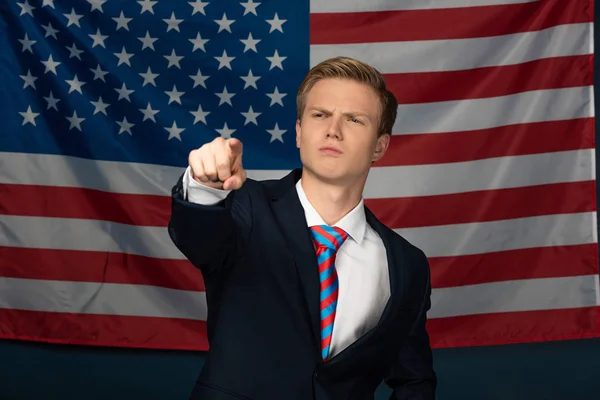 Homem Sério Apontando Com Dedo Fundo Bandeira Americana — Fotografia de Stock