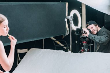 Fotoğraf stüdyosunda fotoğraf makinesiyle güzel bir manken çeken kameramanların seçici odak noktası.