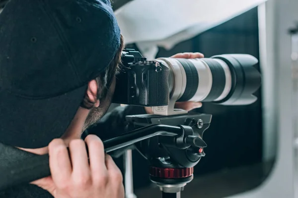 Foco Seletivo Operador Com Câmera Trabalhando Estúdio Fotografia — Fotografia de Stock