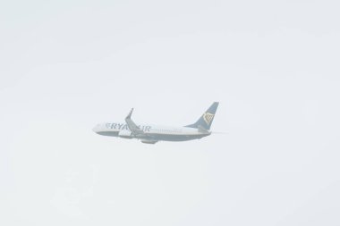 Kyiv, Ukrayna - 21 Ekim 2019: Bulutlu gökyüzünde ryanair uçağının kalkışı