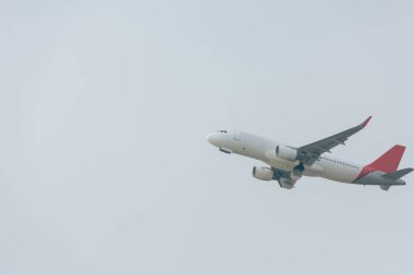 Arka planda bulutlu gökyüzü ile havalanan uçak