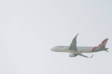 Kyiv, Ukrayna - 21 Ekim 2019: Bulutlu gökyüzünde Arabistan Havayollarının ticari uçağı