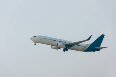 Bulutlu havada havalanan jet uçağının alçak açılı görüntüsü