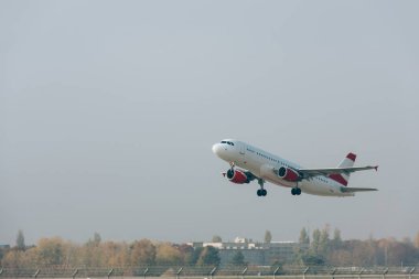 Arka planda bulutlu gökyüzü ile havaalanı havaalanından ticari uçak kalkışı