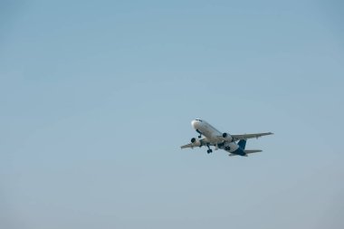 Arka planda mavi gökyüzü ile Jet uçağı kalkıyor