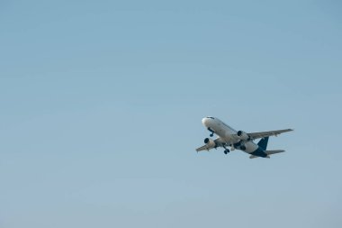 Jet uçağı açık havada kalkıyor.