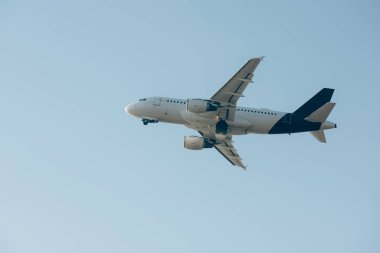 Mavi gökyüzünde ticari uçağın kalkışı