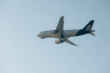 Mavi gökyüzünde uçağın kalkışının düşük açılı görüntüsü