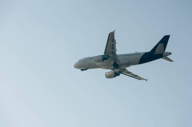 Uçağın açık havada havalanmasının düşük açılı görüntüsü