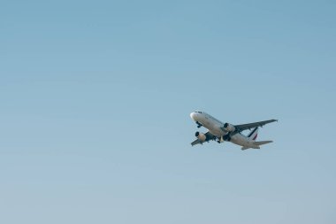 Ticari jet uçağı mavi gökyüzüne indi.
