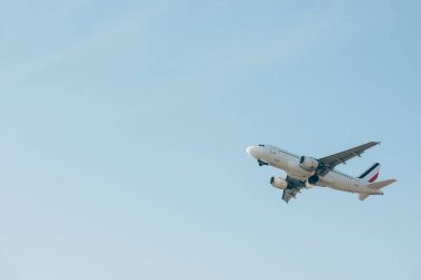 Mavi gökyüzünde havalanan jet uçağının alçak açılı görüntüsü