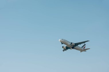 Açık havada ticari jet uçağının alçak açılı görüntüsü