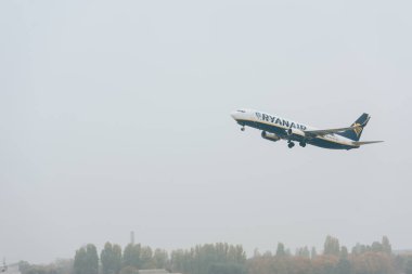 Kyiv, Ukrayna - 21 Ekim 2019: Ryanair Havayolları 'nın jet uçağı bulutlu bir havada havalandı