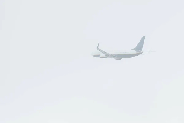 Abflug Des Flugzeugs Bei Bewölktem Himmel — Stockfoto