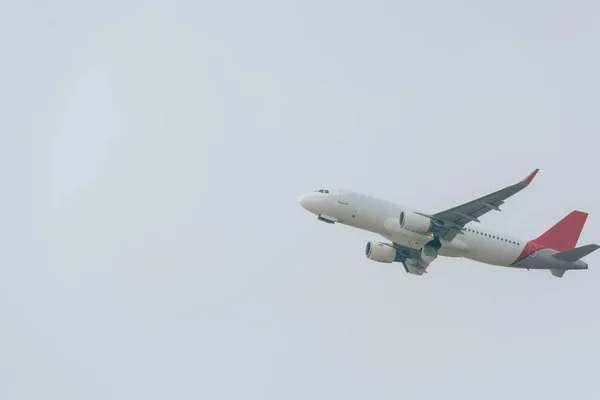 Αεροπλάνο Απογειώνεται Συννεφιασμένο Ουρανό Στο Παρασκήνιο — Φωτογραφία Αρχείου