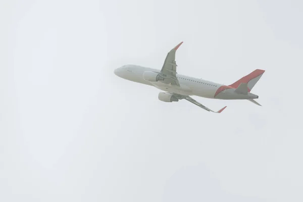 Abflug Des Flugzeugs Bei Bewölktem Himmel — Stockfoto