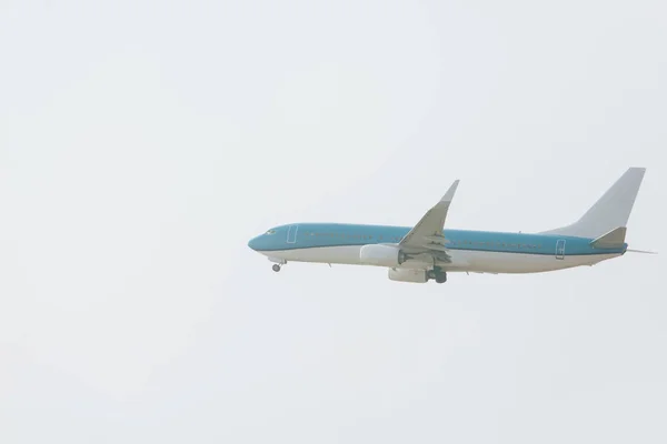 Χαμηλή Γωνία Προβολής Του Αεροπλάνου Απογειώνεται Συννεφιασμένο Ουρανό Στο Παρασκήνιο — Φωτογραφία Αρχείου