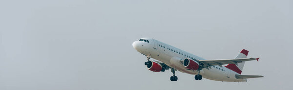 Самолет летит в облачном небе, панорамный снимок
 