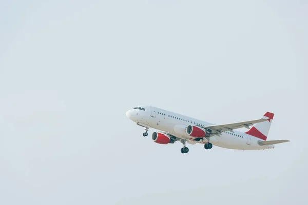 Ticari Jet Uçağı Arka Planda Bulutlu Gökyüzü Ile Kalkıyor — Stok fotoğraf