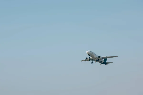 Repülőgép Indulása Tiszta Égbolttal Háttérben — Stock Fotó