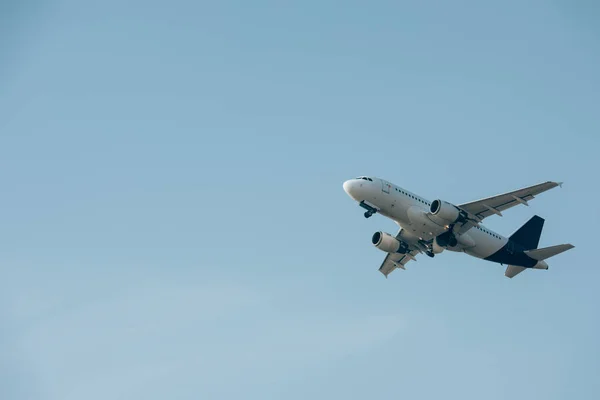 コピースペース付きの澄んだ空の飛行機の出発 — ストック写真